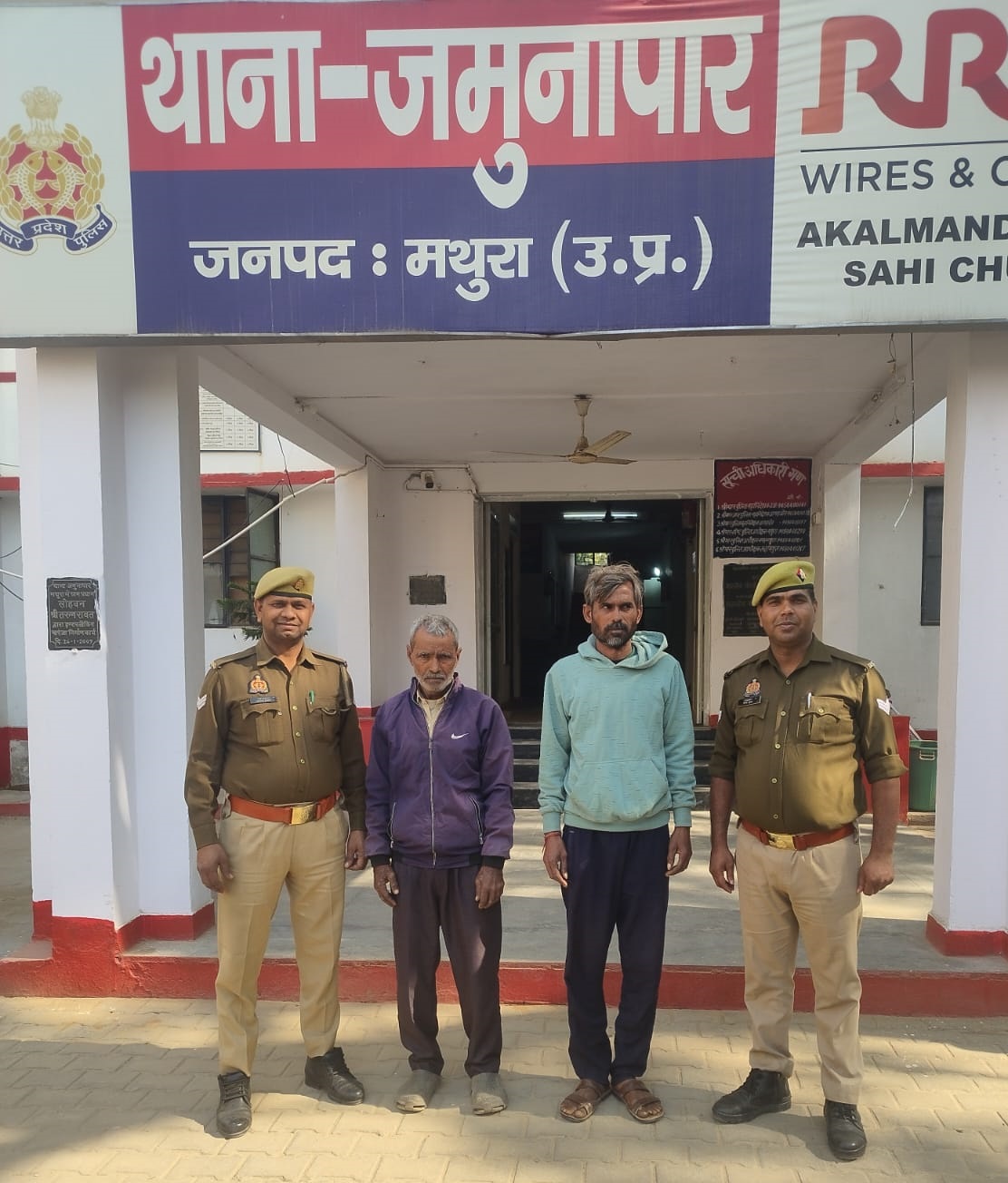 हत्या के मामले में वांछित चल रहे दो अभियुक्तों को थाना जमुनापार पुलिस ने किया गिरफ्तार