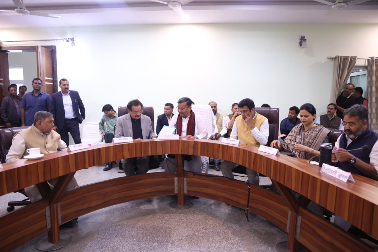 प्रभारी मंत्री जयवीर सिंह की अध्यक्षता में जनपद के विकास कार्यों तथा कानून व्यवस्था की समीक्षा बैठक हुई संपन्न