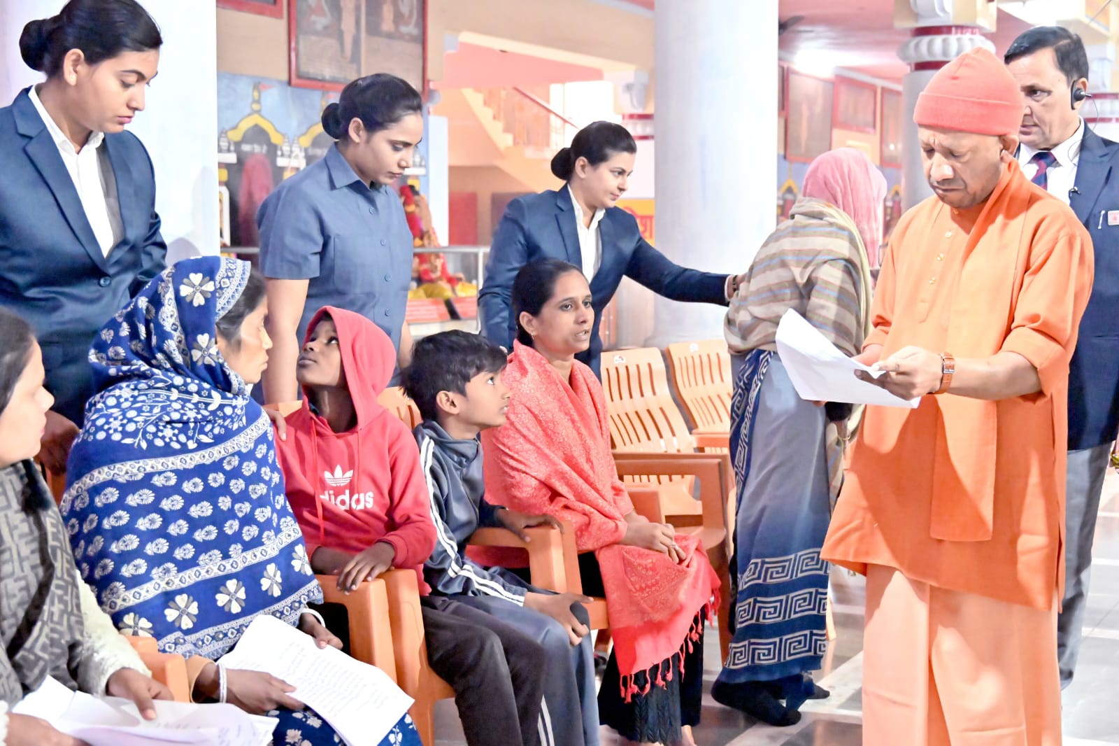 जनता दर्शन में सीएम योगी आदित्यनाथ ने सुनीं 300 लोगों की समस्याएं