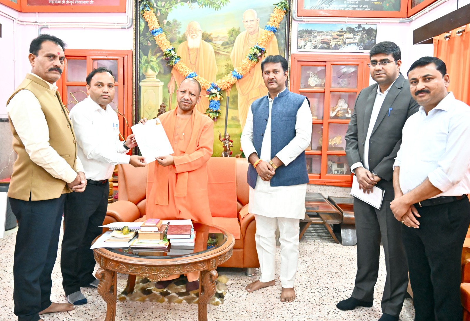 मुख्यमंत्री योगी ने भरा एसआईआर प्रक्रिया का फॉर्म, जागरूक और जिम्मेदार नागरिक होने की दी प्रेरणा