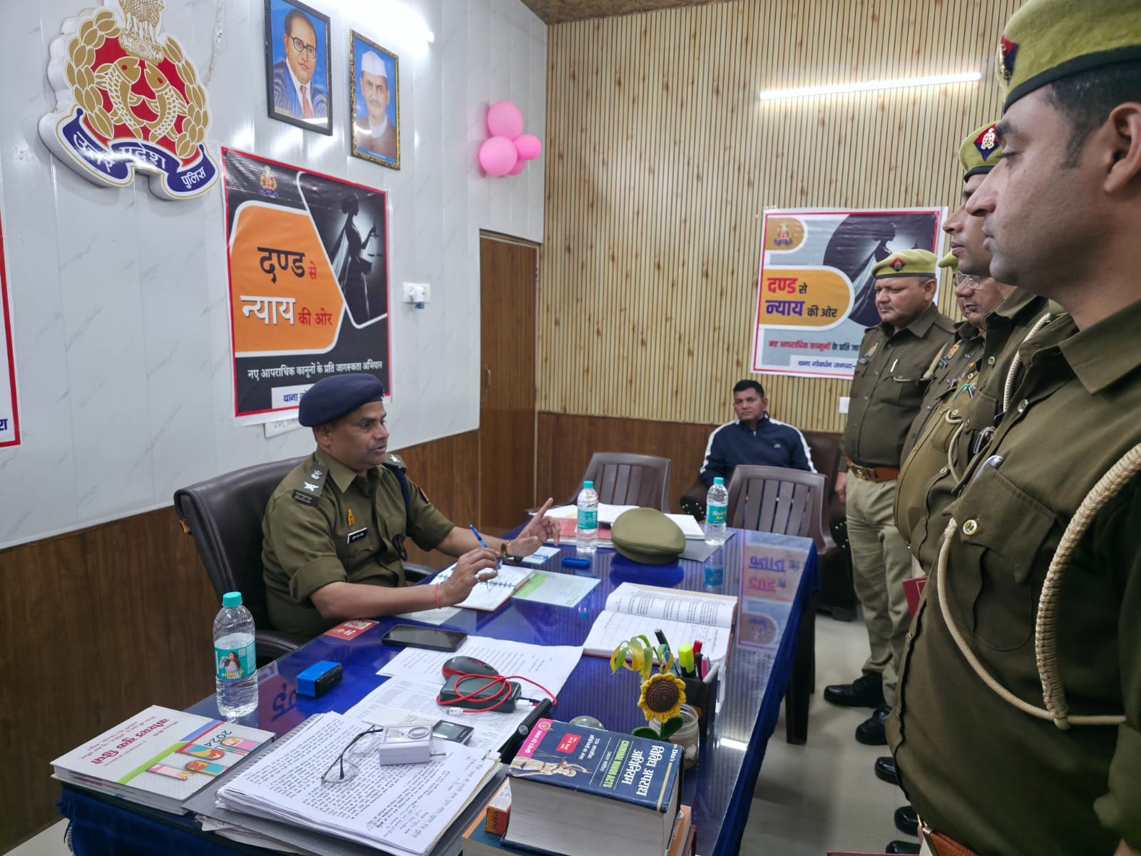 थाना गोवर्धन में एसपी ग्रामीण सुरेश चंद्र की बिट बुक की समीक्षा