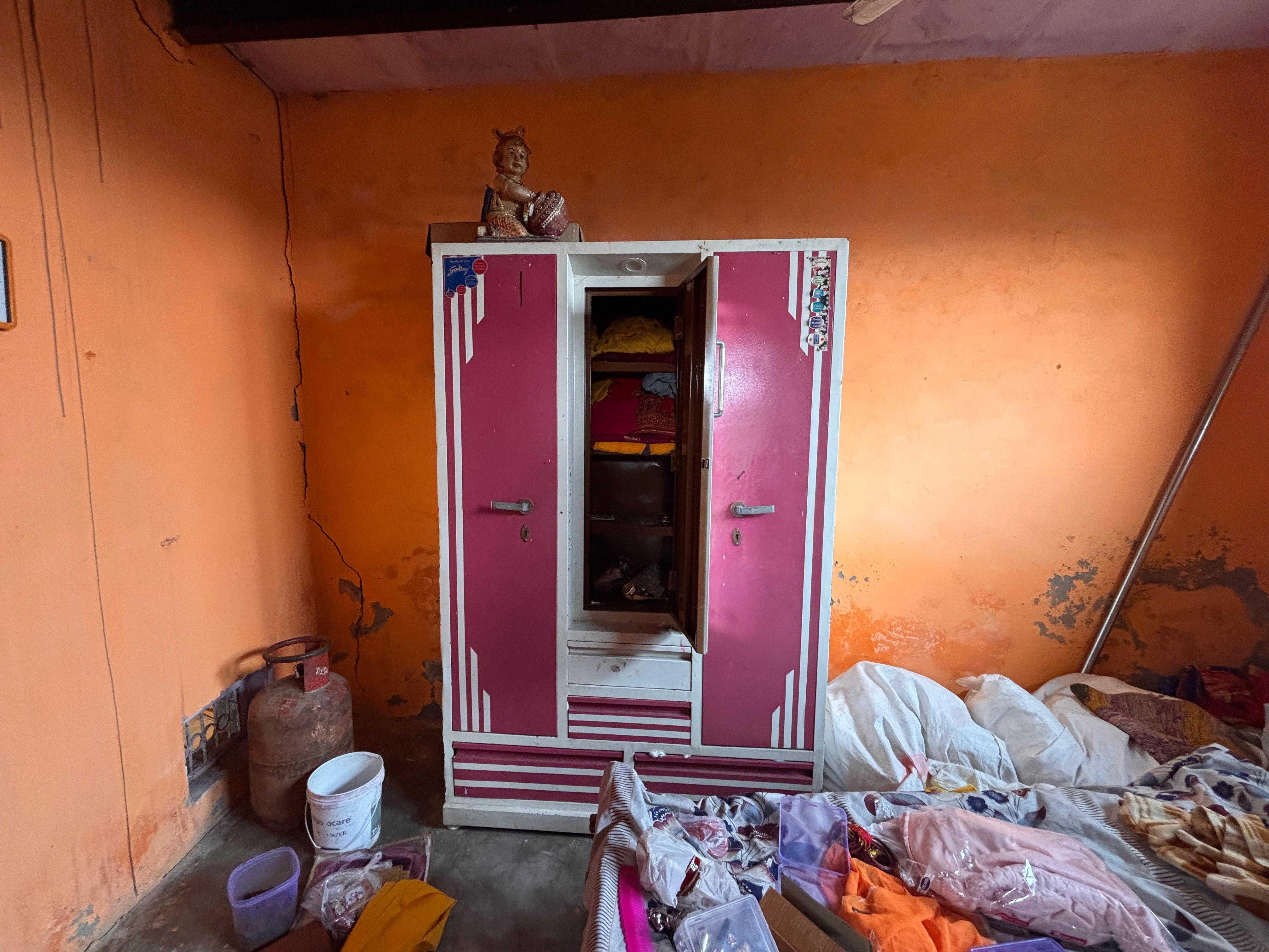 बरसाना स्थित श्रीजी मंदिर के पास से चोरों ने दिन दहाड़े घर मेँ दिया चोरी की घटना को अंजाम