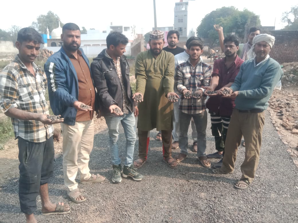 विधानसभा स्याना के गांव अमरपुर में घटिया सामग्री से हो रहा सड़क कार्य