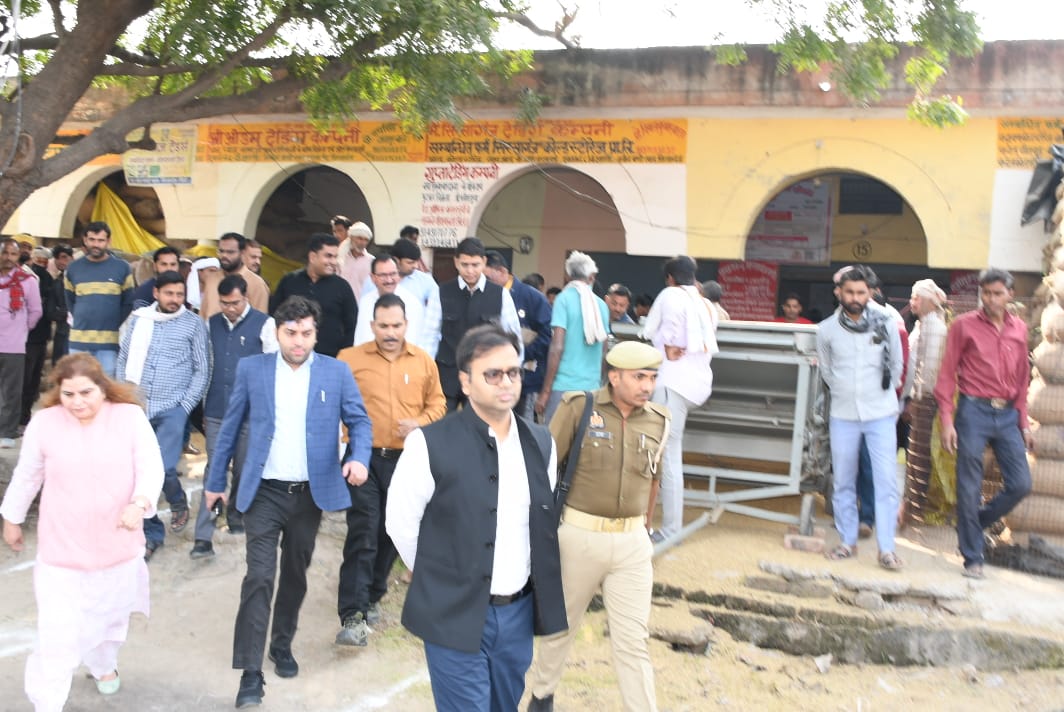 जिलाधिकारी रमेश रंजन ने अपर जिलाधिकारी विशुराजा के साथ नवीन मंडी परिषद सिरसागंज स्थित बाजरा क्रय केन्द्र और धान केन्द्र और धान क्रय का किया औचक निरीक्षण