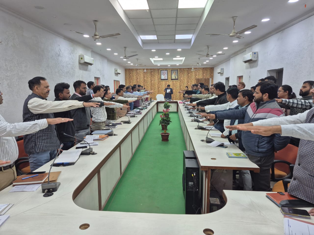 निराश्रित गौवंश के संरक्षण तथा पौष्टिक आहार प्रदान किए जाने की सभी संबंधित उपस्थित अधिकारियों को दिलाई गई शपथ