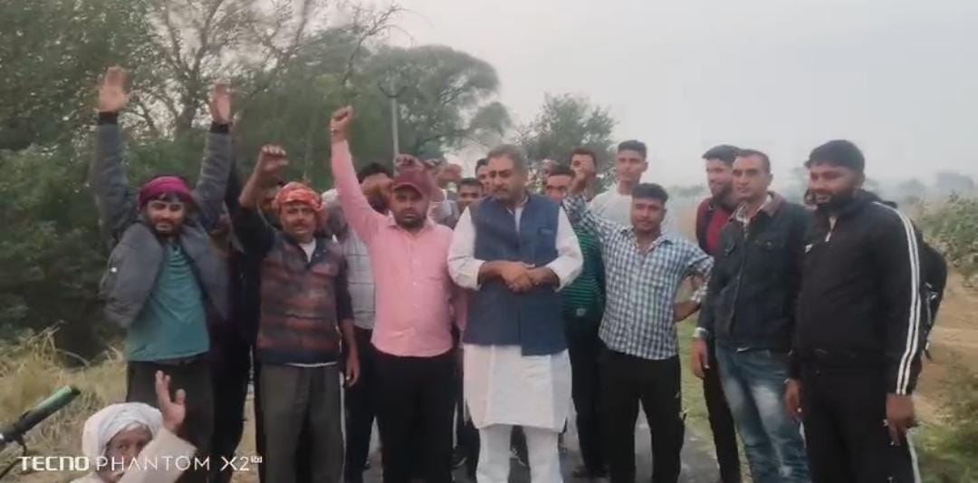 इंटर कॉलेज की जमीन का फर्जी तरीके से नीलामी करा कर कब्ज़ा ले रहे दबँगो को ग्रामीणों ने रोका