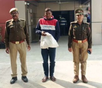 राया पुलिस द्वारा एक अभियुक्त को किया गिरफ्तार, कब्जे से 50 पाउच अवैध देशी शराब बरामद