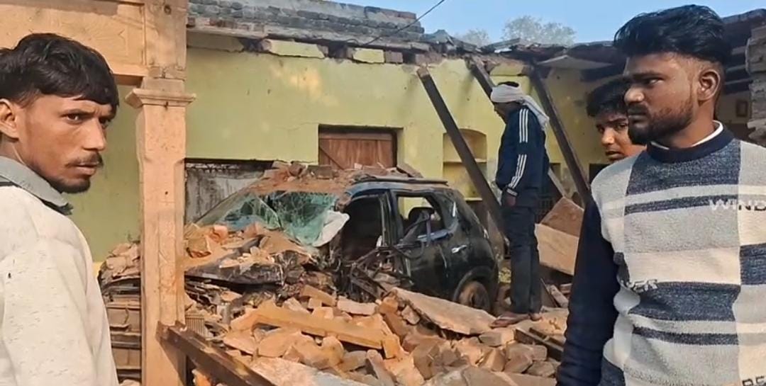 तेज रफ्तार बेकाबू कार की टक्कर से गरीबों के तीन घर गिरे