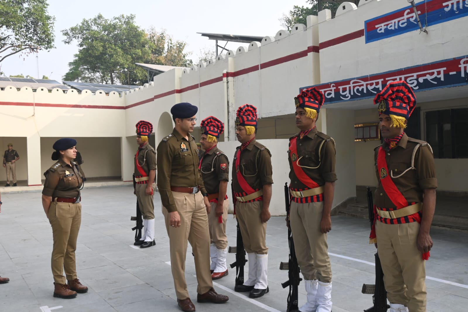 वरिष्ठ पुलिस अधीक्षक सौरभ दीक्षित द्वारा रिजर्व पुलिस लाइन में शुक्रवार परेड की ली गई सलामी