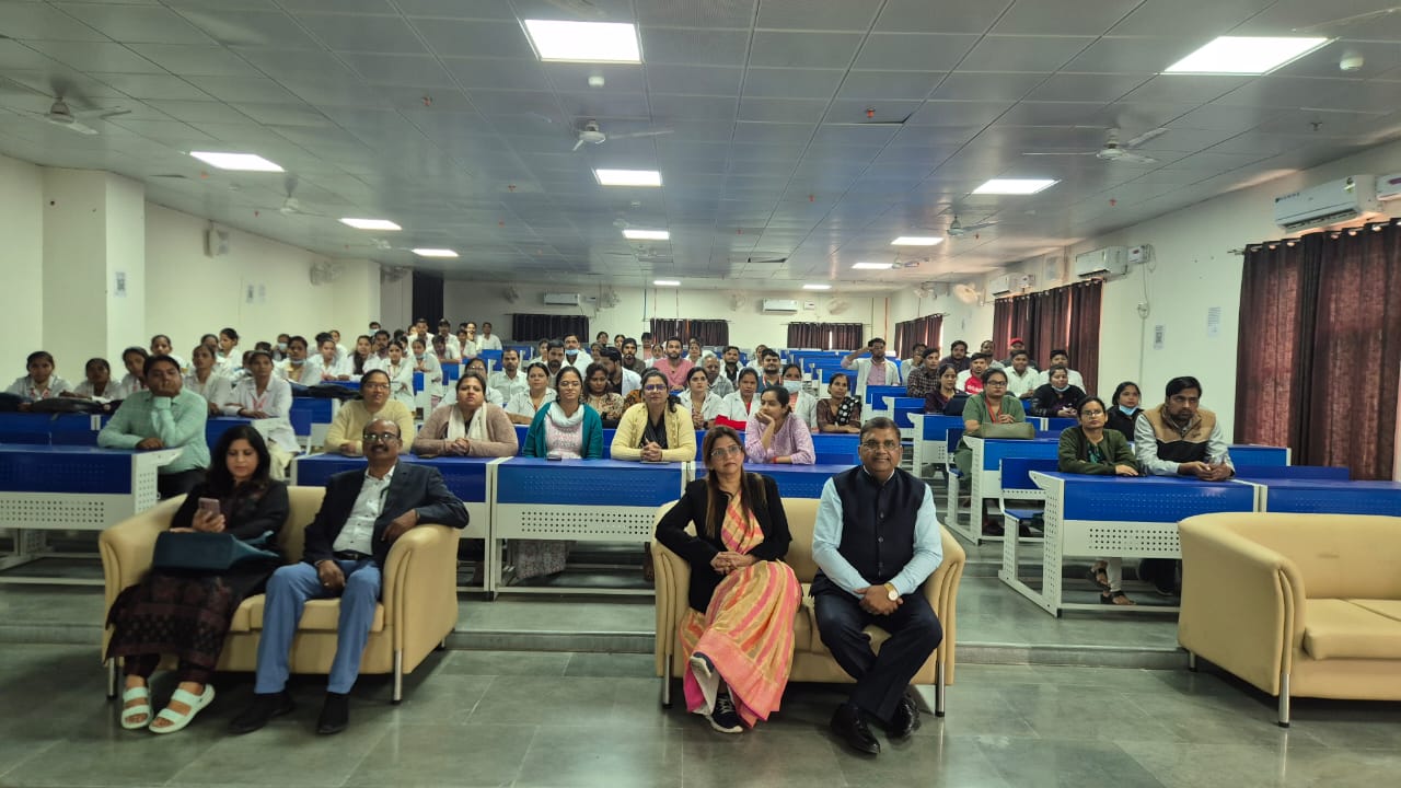 प्रधानाचार्य डाँ (प्रो०) योगेश कुमार गोयल के मार्गदर्शन मे अस्पताल परिसर के LT 5 में स्पेशल व्याख्यान कार्यक्रम का आयोजन