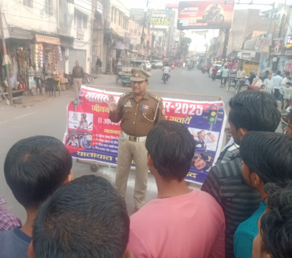 वरिष्ठ पुलिस अधीक्षक के निर्देशन में अपर पुलिस अधीक्षक नगर एवं यातायात के नेतृत्व मे यातायात माह अभियान