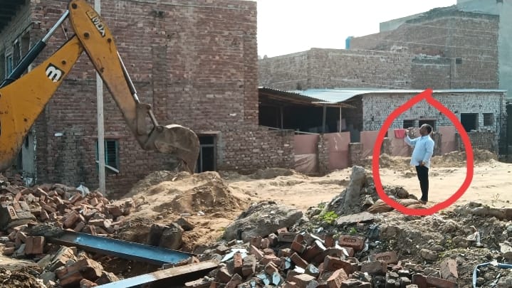 रविवार की छुट्टी में नगर पंचायत के कर्मचारी और बुलडोजर ले जाकर गरीब का निर्माण कार्य तुड़वाया