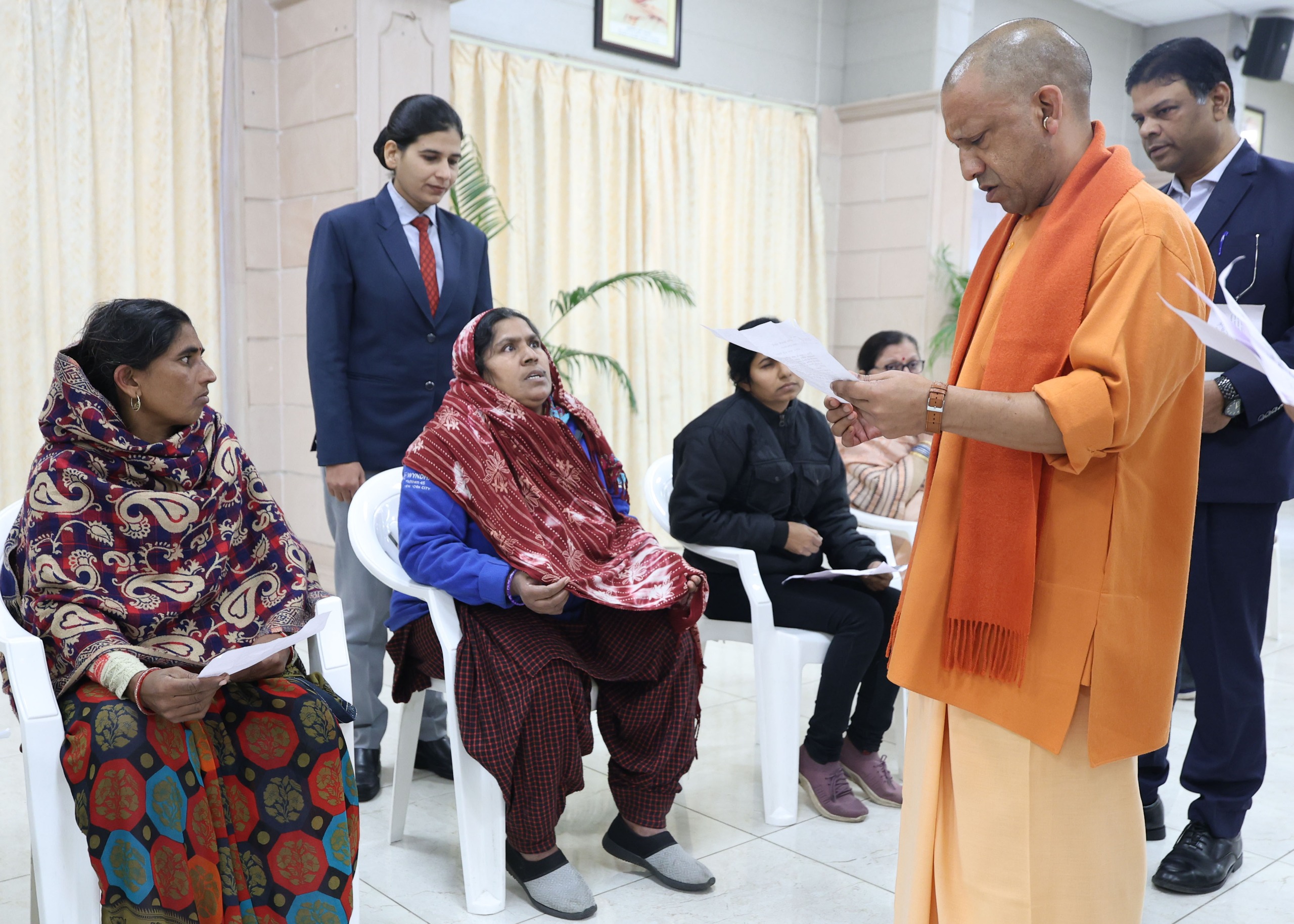 प्रदेश भर से आए फरियादी, हर पीड़ित से स्वयं मिले मुख्यमंत्री योगी आदित्यनाथ
