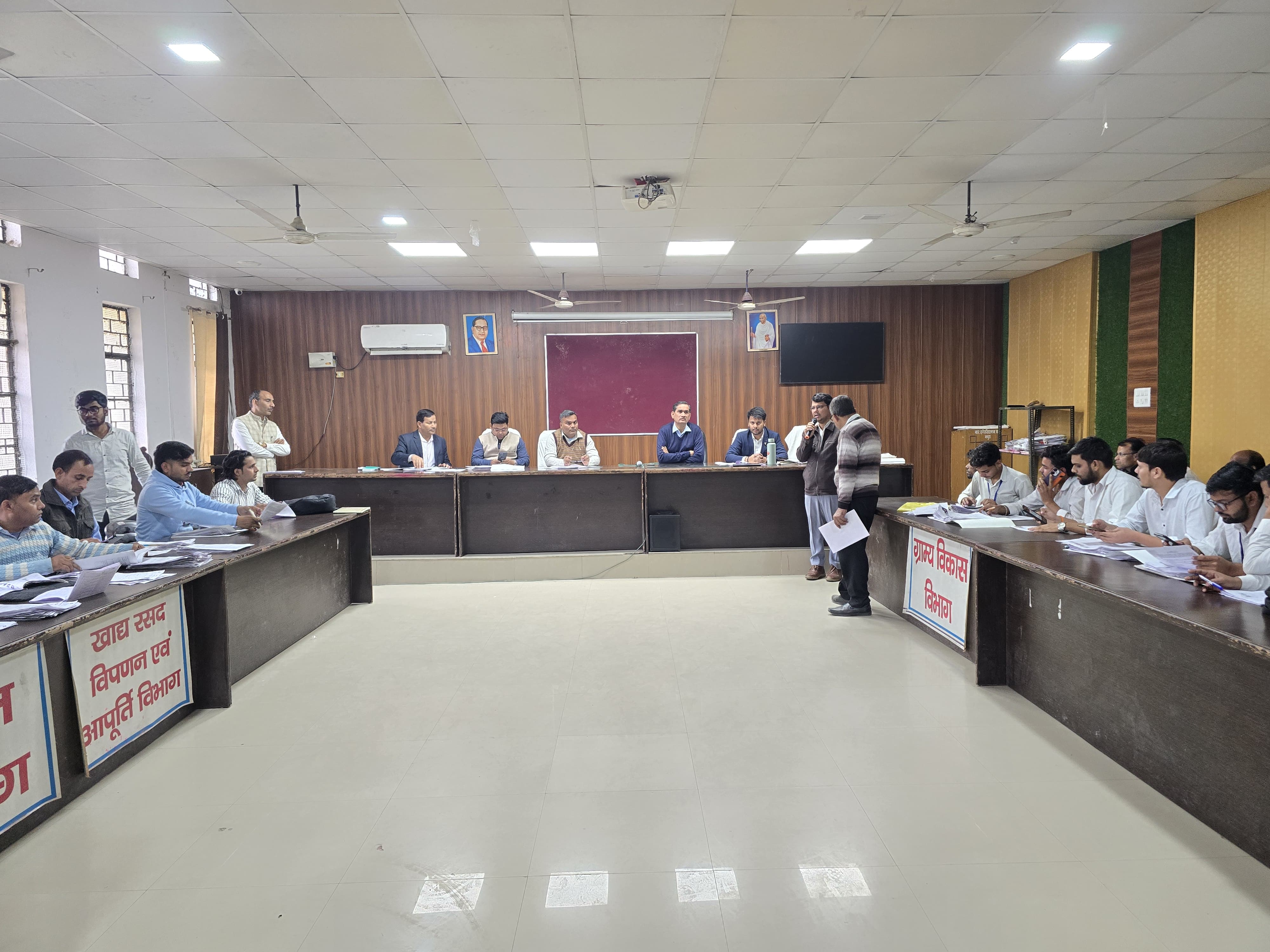 एसआईआर को लेकर जिलाधिकारी ने ली बैठक