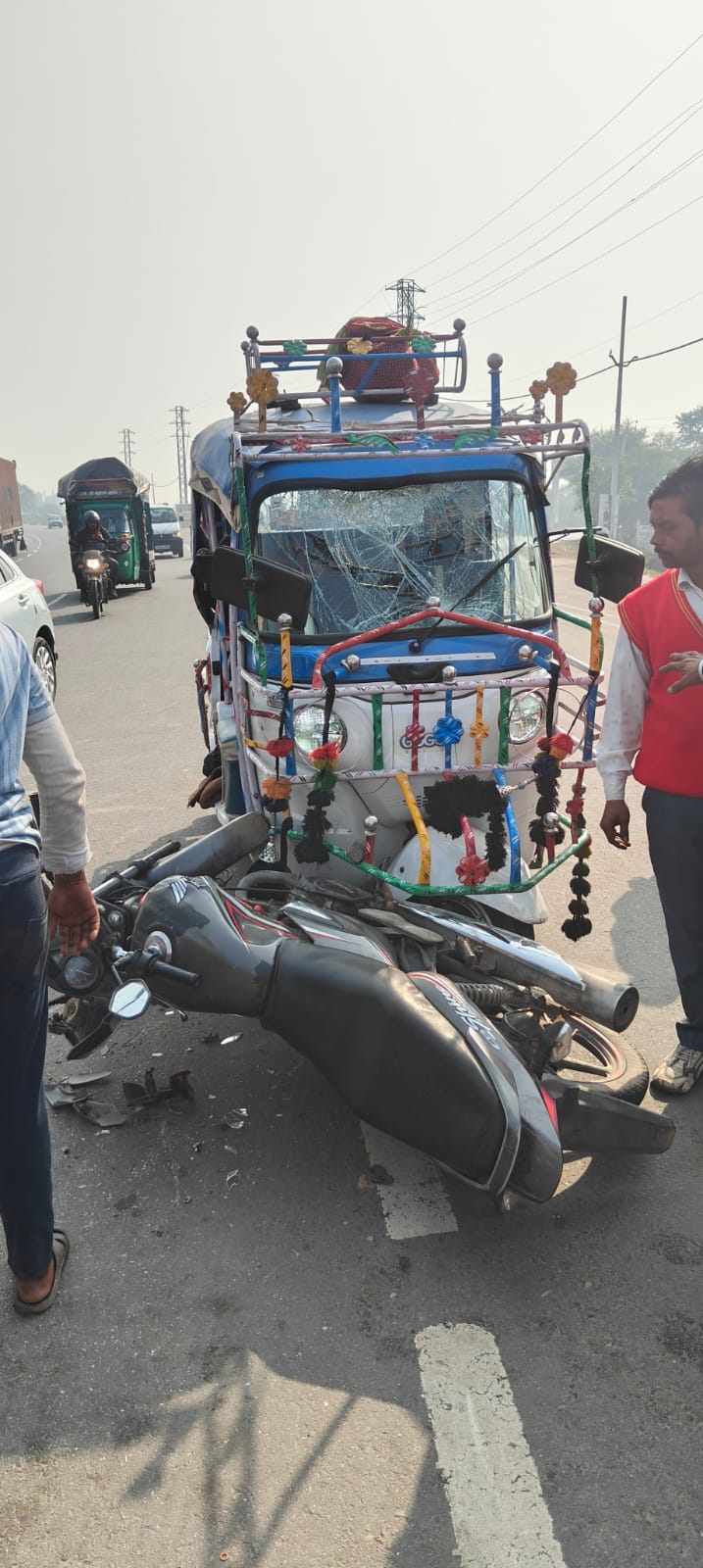 बाइक और टेंपो की टक्कर, दो लोग घायल