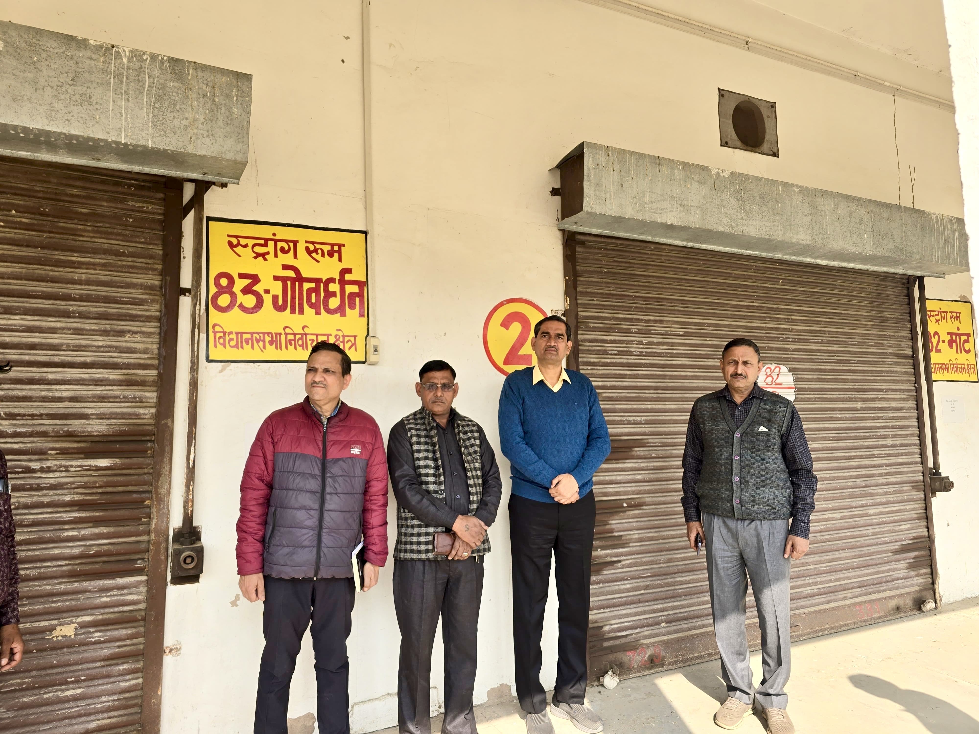जिलाधिकारी चंद्र प्रकाश सिंह ने बाद स्थित ईवीएम-वीवीपैट वेयरहाउस का किया बाहरी निरीक्षण