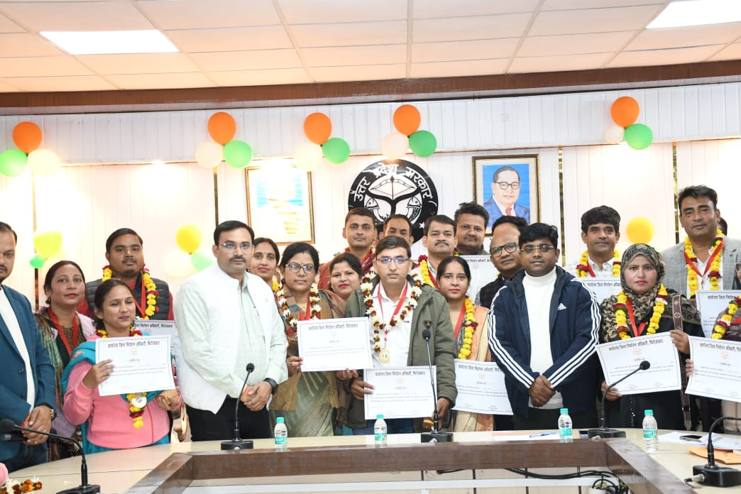 स्पेशल इन्टेसिव रिवीजन प्रक्रिया में बेहतरीन प्रदर्शन करने वाले तहसीलो के 5 5 बीएलओ को कलैक्ट्रेट सभागार कक्ष मे प्रशस्ति एवं मेडल देकर किया सम्मानित