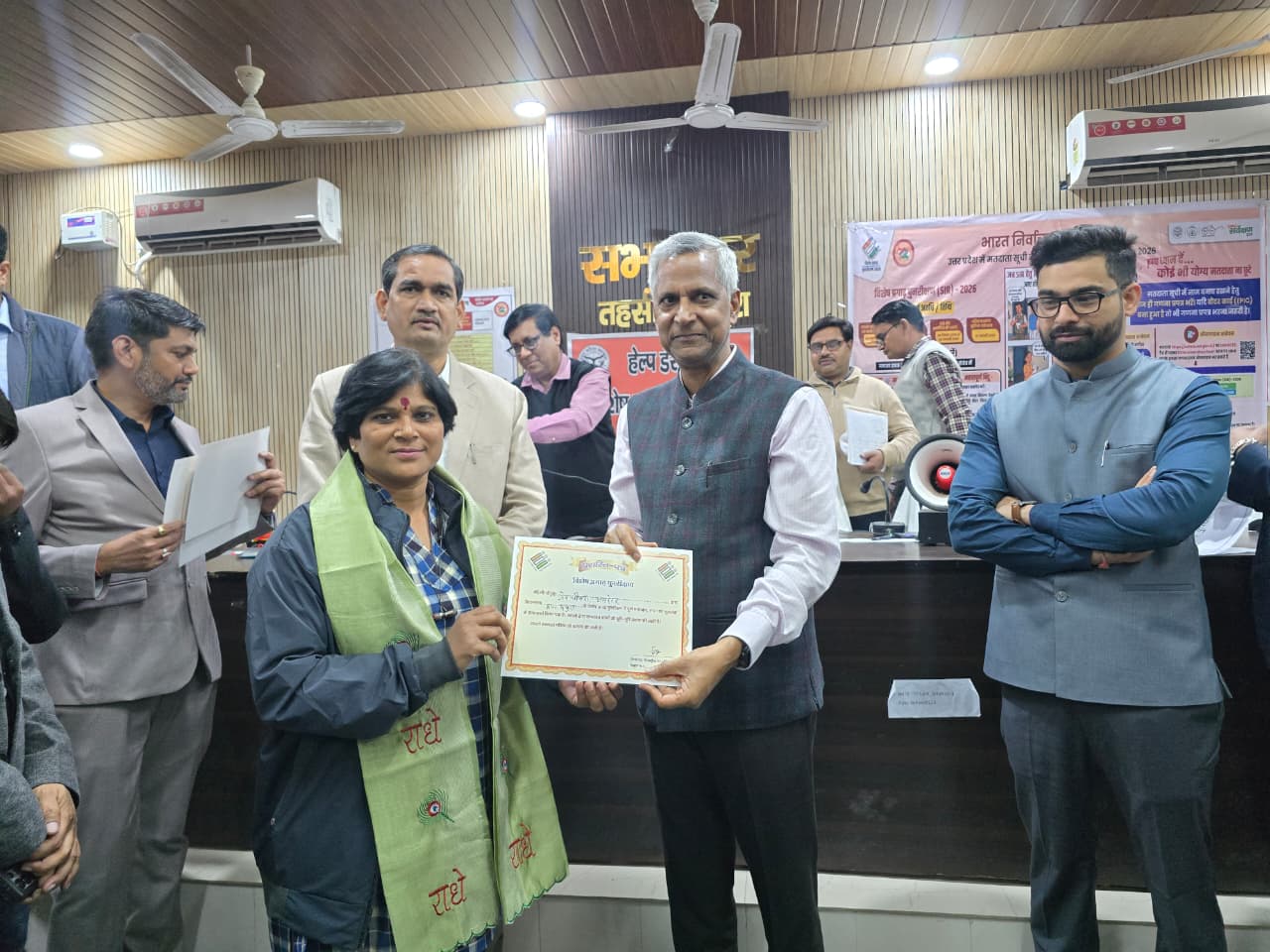 मथुरा में SIR का उत्कृष्ट कार्य करने वाले बी0एल0ओ0 किए जा रहे सम्मानित,