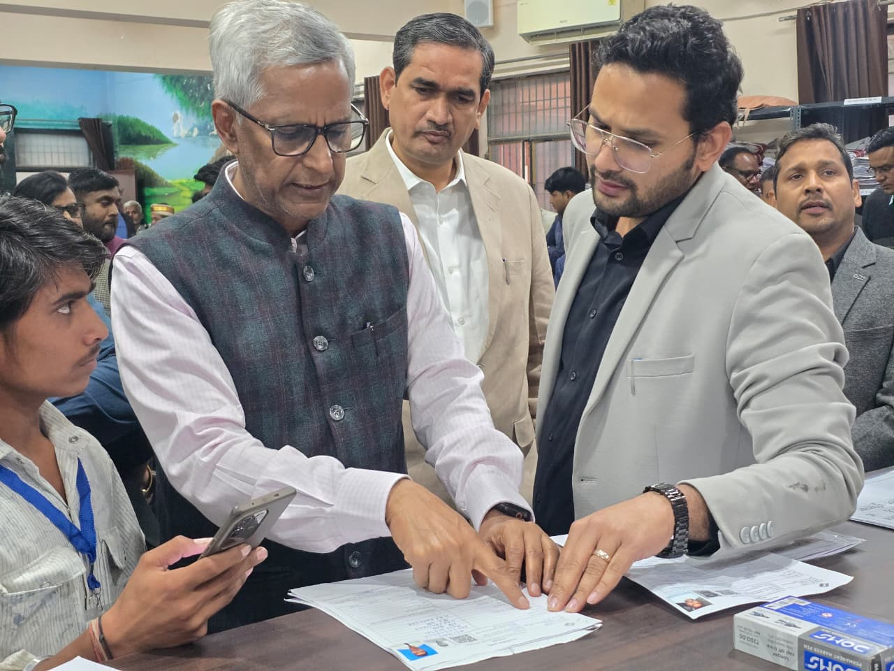 मंडलायुक्त शैलेंद्र सिंह ने SIR कार्य को लेकर सदर तहसील में किया निरीक्षण