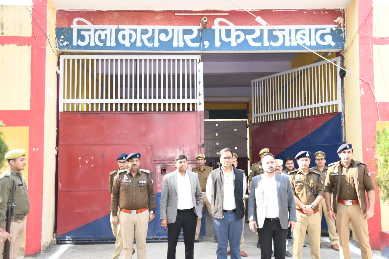 जिलाधिकारी रमेश रंजन ने जनपद ऱ्यायाधीश डा0 सारंग के साथ आज जिला कारागार का किया औचक निरीक्षण