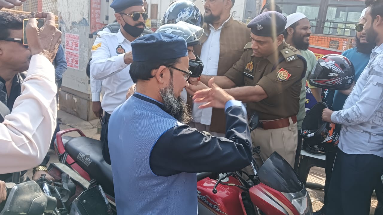यातायात पुलिस टीम द्वारा जैन मन्दिर चौराहा पर यातायात जागरूक अभियान चलाया
