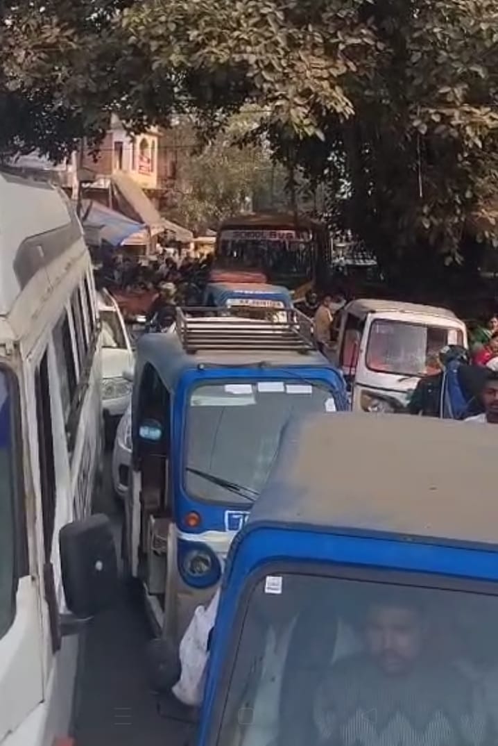 पुलिसकर्मियों की लापरवाही से लग रहा है गोवर्धन में जाम