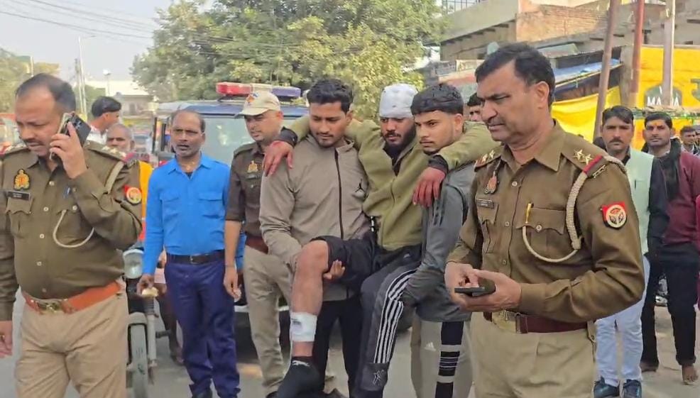 गाडी मेँ भरकर आये दर्जनों युवकों ने एक युवक के साथ लाठी डंडो से की जमकर मारपीट