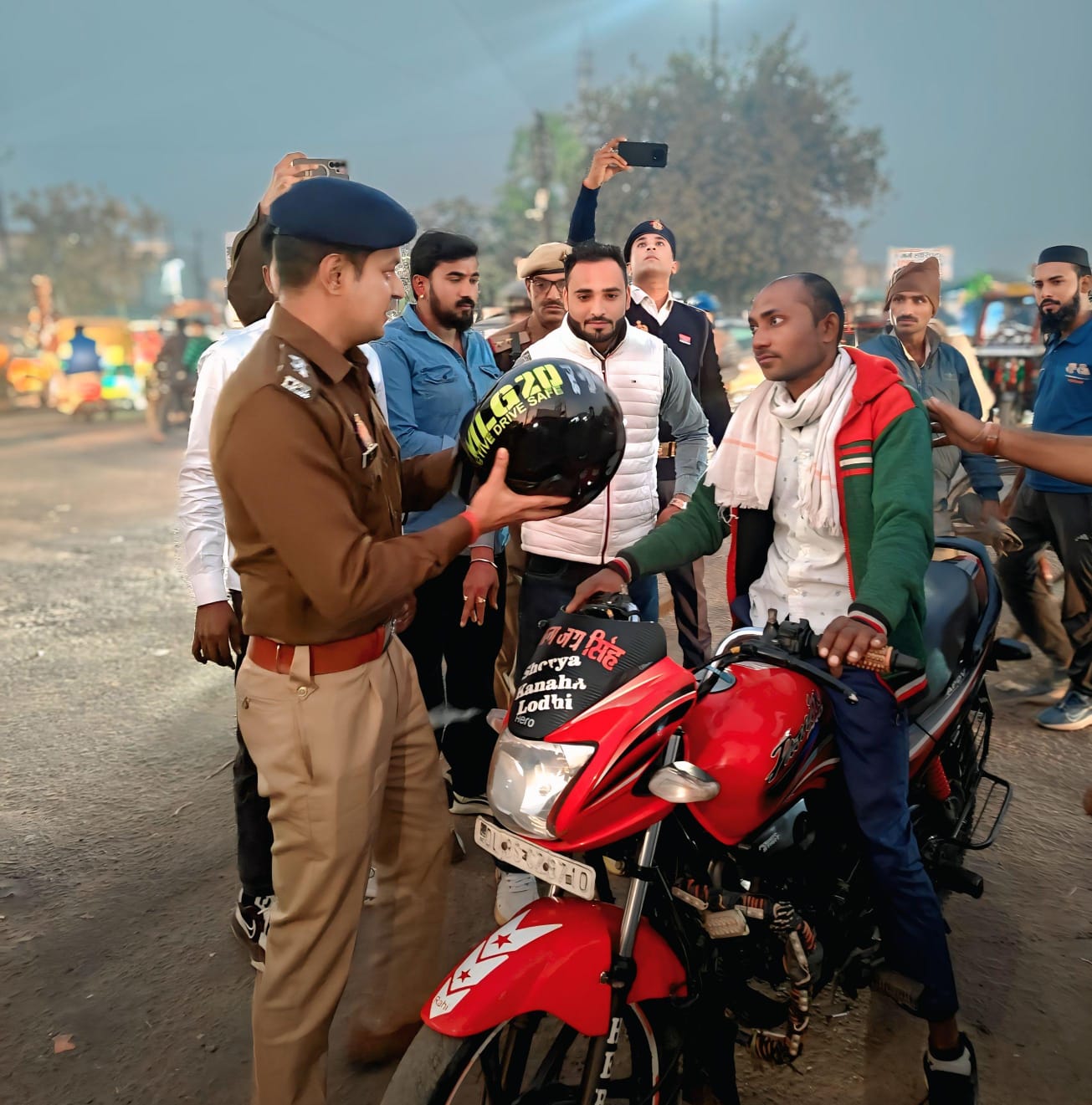 बुलंद सेवा फाउंडेशन की टीम व बुलंदशहर पुलिस प्रशासन. एएसपी ऋजुल कुमार ने हेलमेट वितरित किए