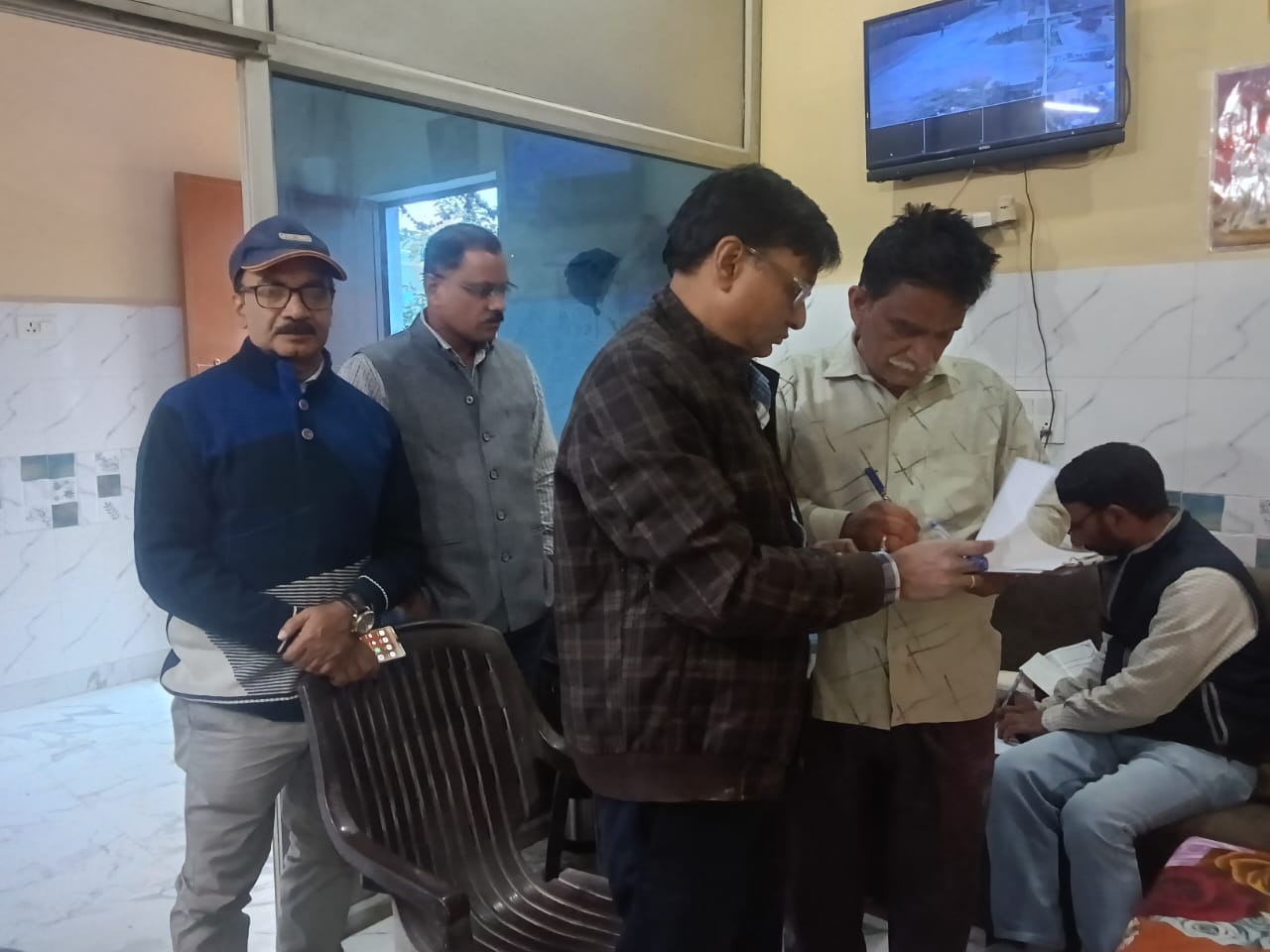 खाद्य सुरक्षा एवं औषधि प्रशासन ने फिरोजाबाद इन्डस्ट्रियल एरिया में आटे की फैक्ट्री पर छापा, 20 लाख का माल जब्त