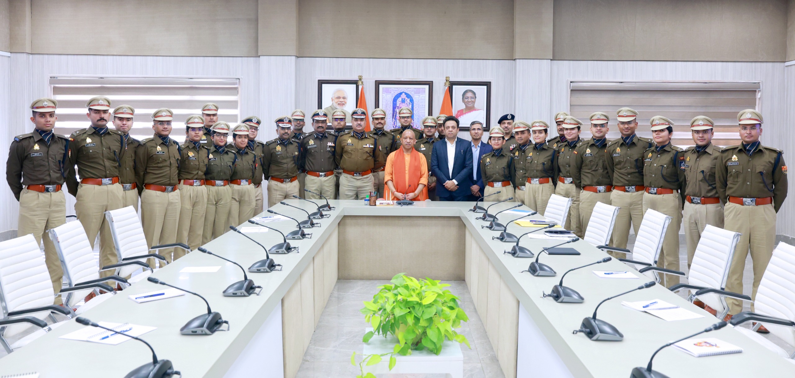 आईपीएस 2023 और 2024 बैच के कुल 23 प्रशिक्षु अधिकारियों ने की मुख्यमंत्री से भेंट, पाया मार्गदर्शन
