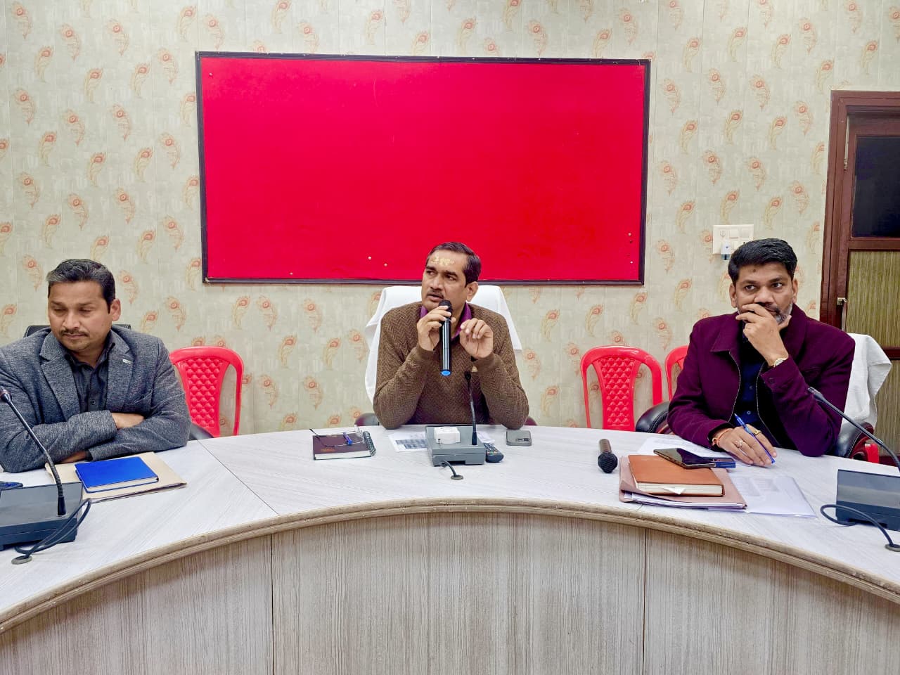 डीएम चंद्र प्रकाश सिंह ने एसआईआर मे सहयोग की जनता से अपील