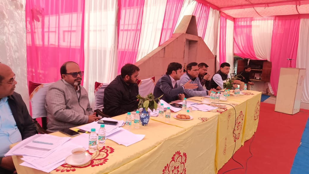 अपर जिलाधिकारी विशुराजा ने माता प्रसाद कलावती देवी शिक्षण संस्थान में सुपरवाइजरो एवं वीएलओं की बूथ वार समीक्षा