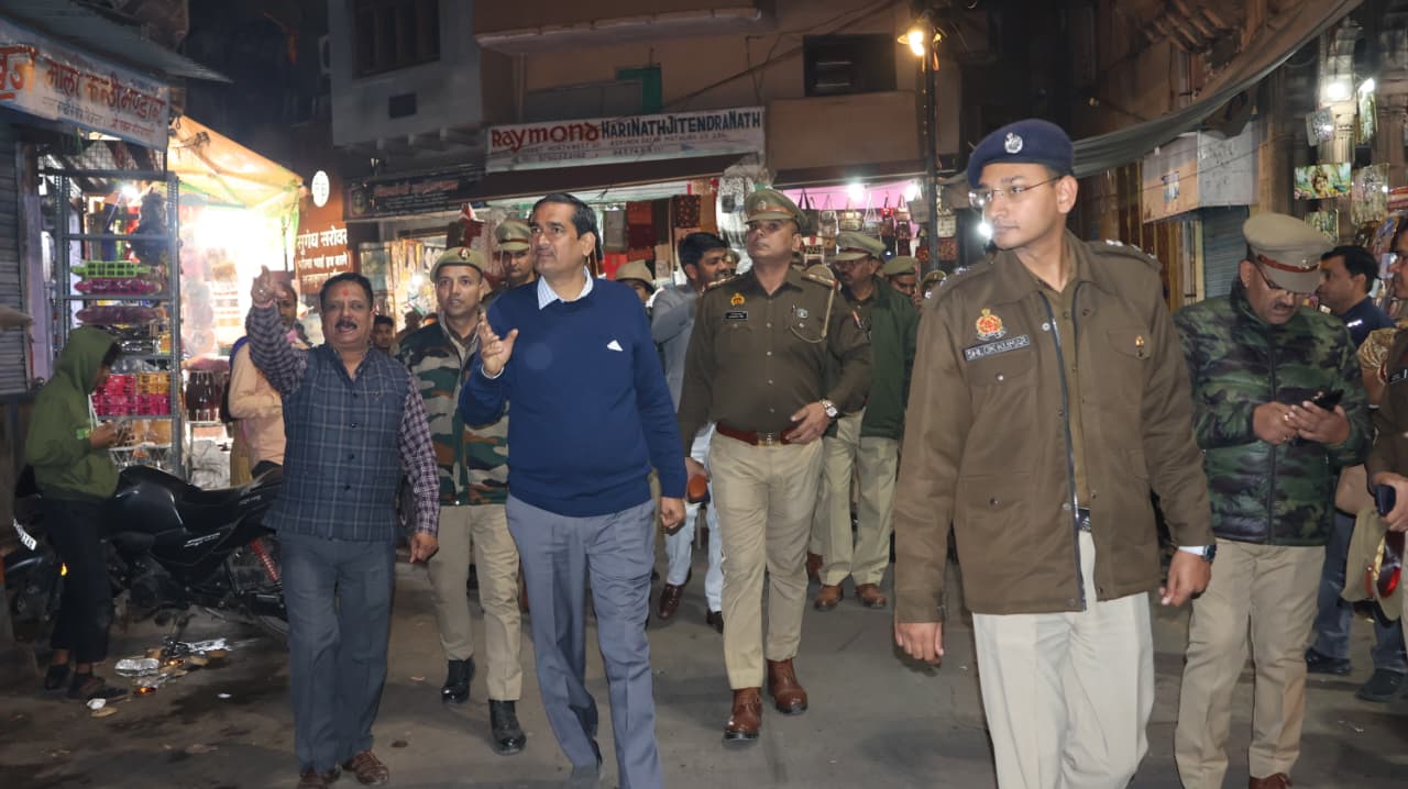 डीएम एसएसपी ने पैदल मार्च कर सुरक्षा व्यवस्थाओं का किया निरीक्षण