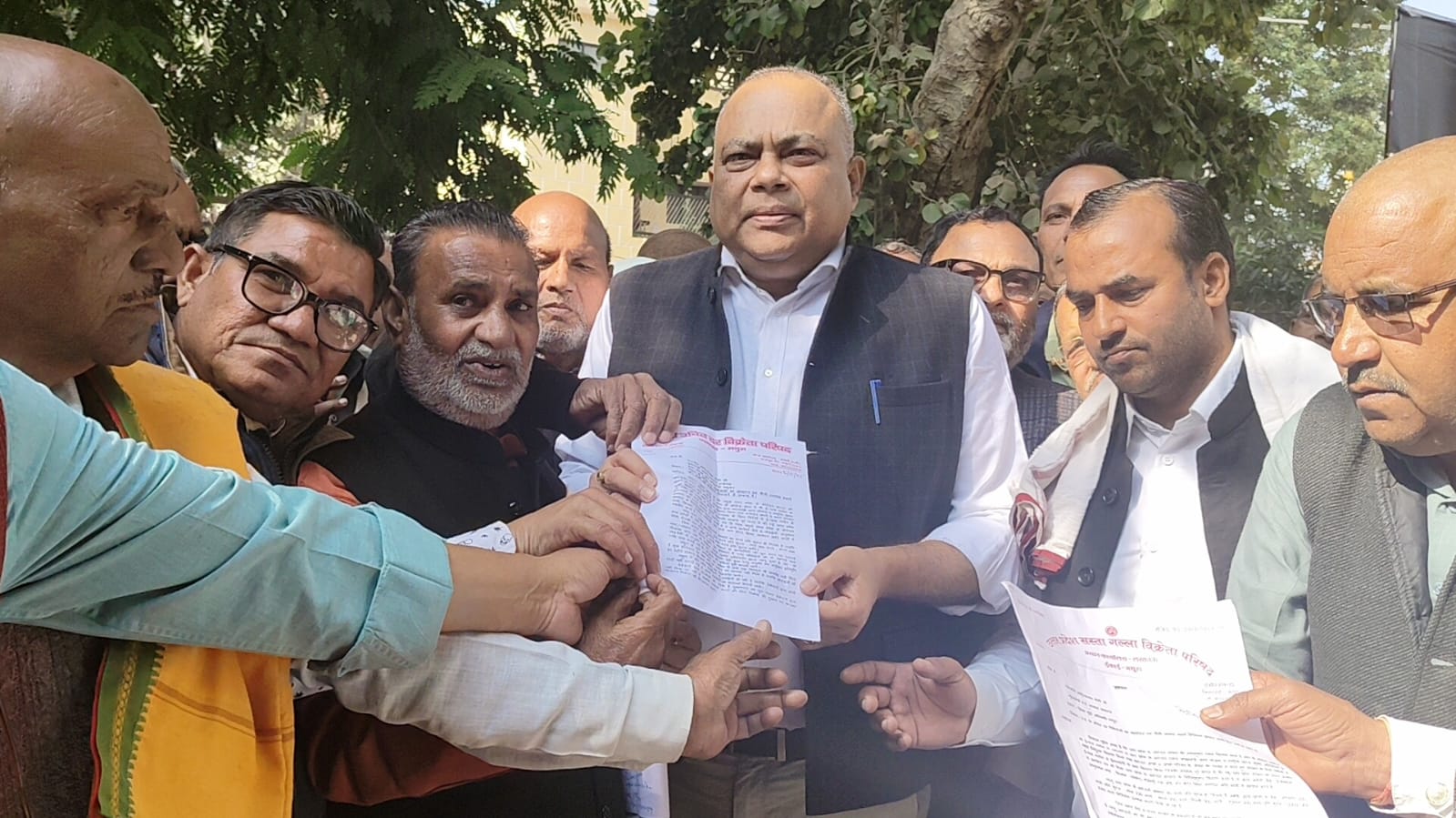 कोटेदारों द्वारा अपनी कमीशन बढ़वाने व रुके हुये कमीशन को दिलाने के लिये DSO को सौंपा ज्ञापन