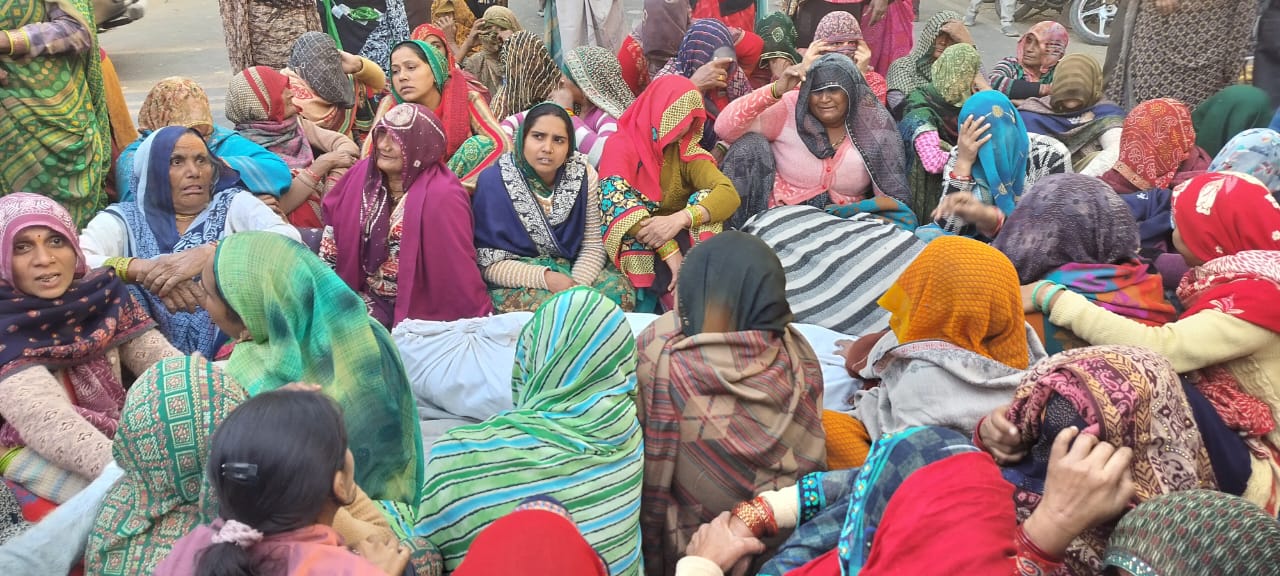 बरसाना के गांव ढहरौली में युवक की निर्मम हत्या से फैली सनसनी, ग्रामीणों ने शव को सड़क पर रखकर लगाया जाम