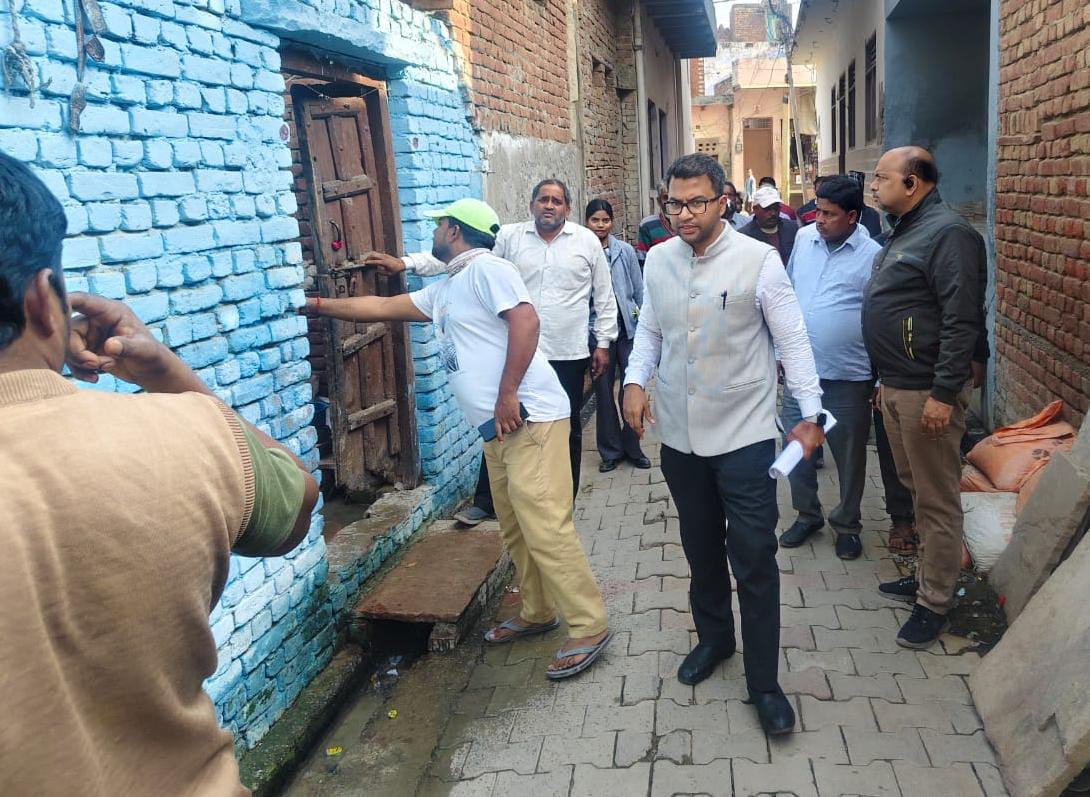 नगर पंचायत में घर-घर जाकर किया एसआईआर के प्रति जागरूक