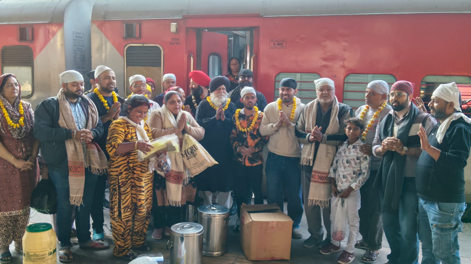 पावन गुरुधामों के दर्शन कर लौटे तीर्थयात्रियों का आगरा कैंट पर भव्य स्वागत