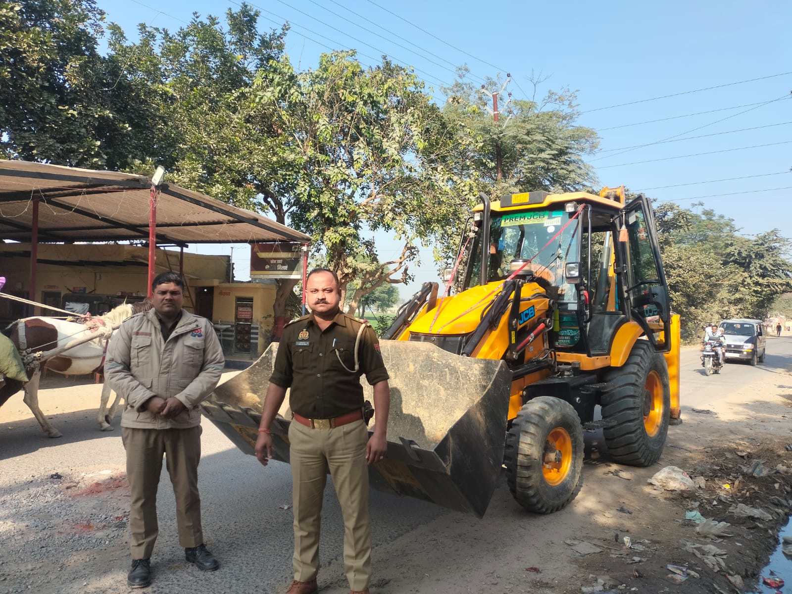 आगरा खंदौली क्षेत्र में बिना अनुमति के हो रहा था मिट्टी का खनन जेसीबी मशीन पकड़ी