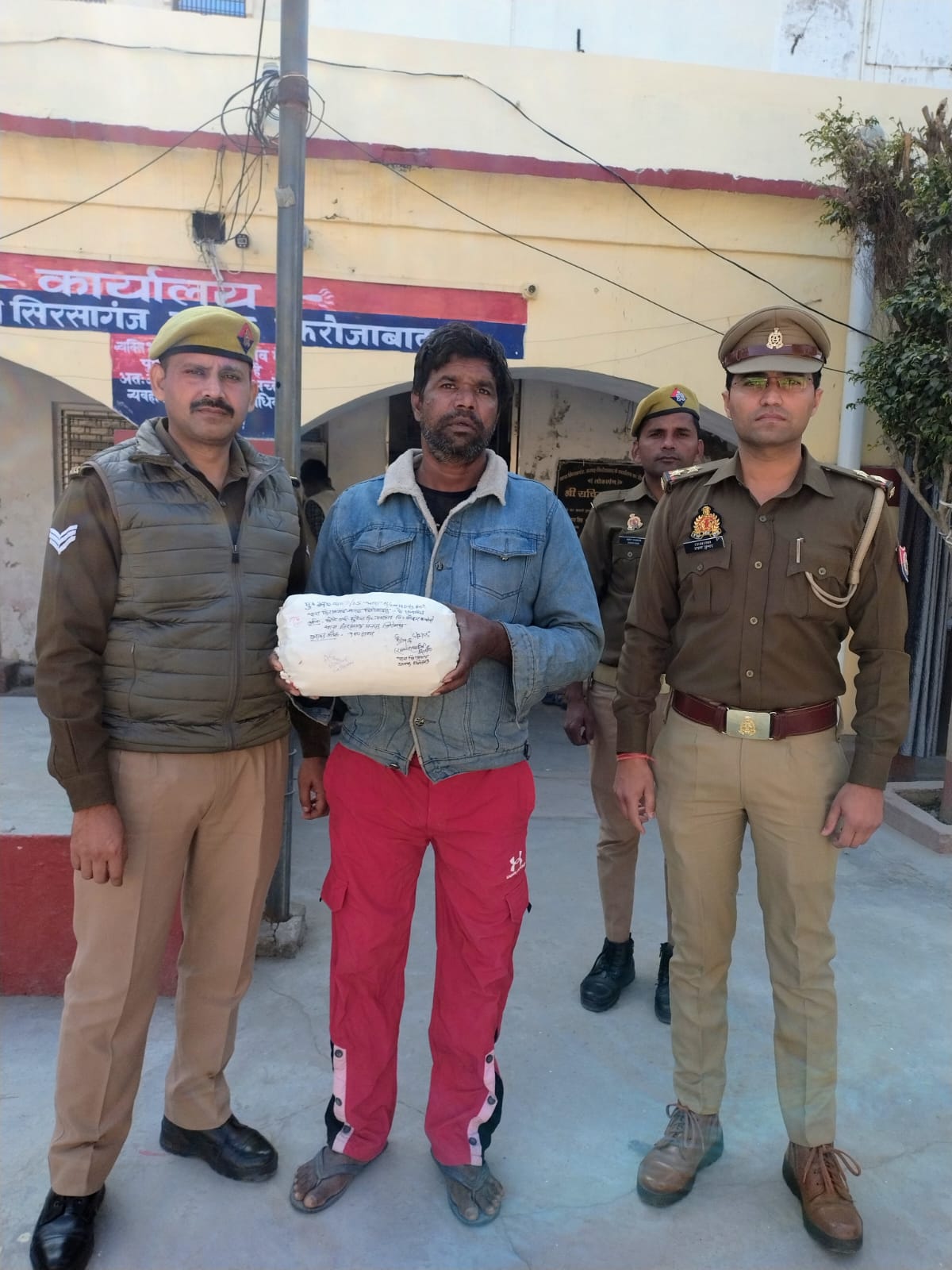सिरसागंज पुलिस टीम द्वारा शातिर अपराधी छोटे उर्फ छुटईया को 900 ग्राम अवैध गांजा के साथ किया गिरफ्तार