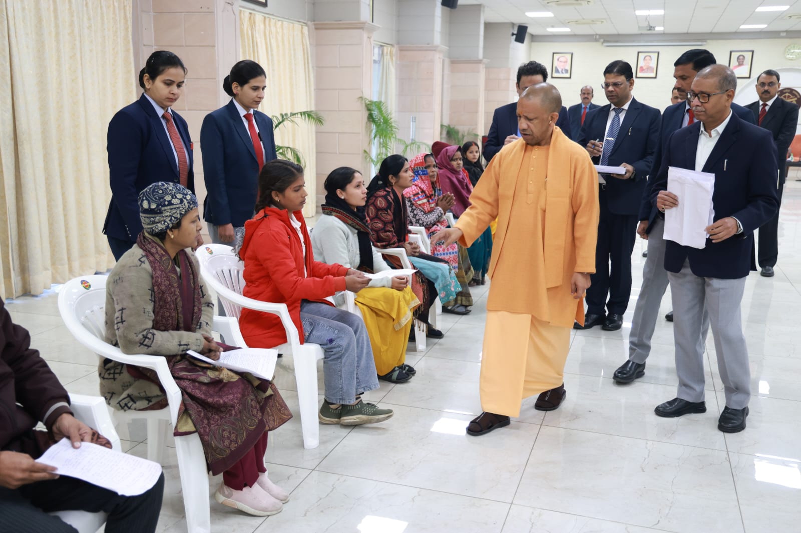 मुख्यमंत्री योगी आदित्यनाथ ने ‘जनता दर्शन’ में आये नागरिकों से की मुलाक़ात