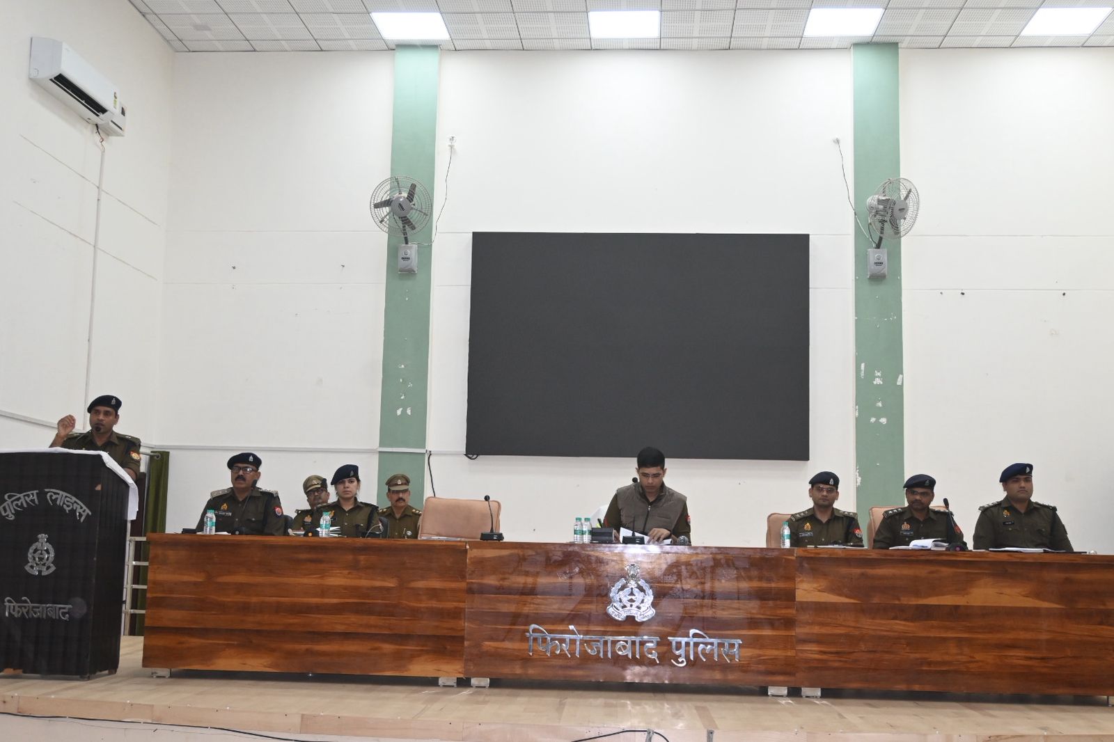 वरिष्ठ पुलिस अधीक्षक द्वारा पुलिस लाइन स्थित हॉल में जनपद के सभी थानो की मिशन शक्ति पुलिस टीमों की समीक्षा बैठक आयोजन की गई