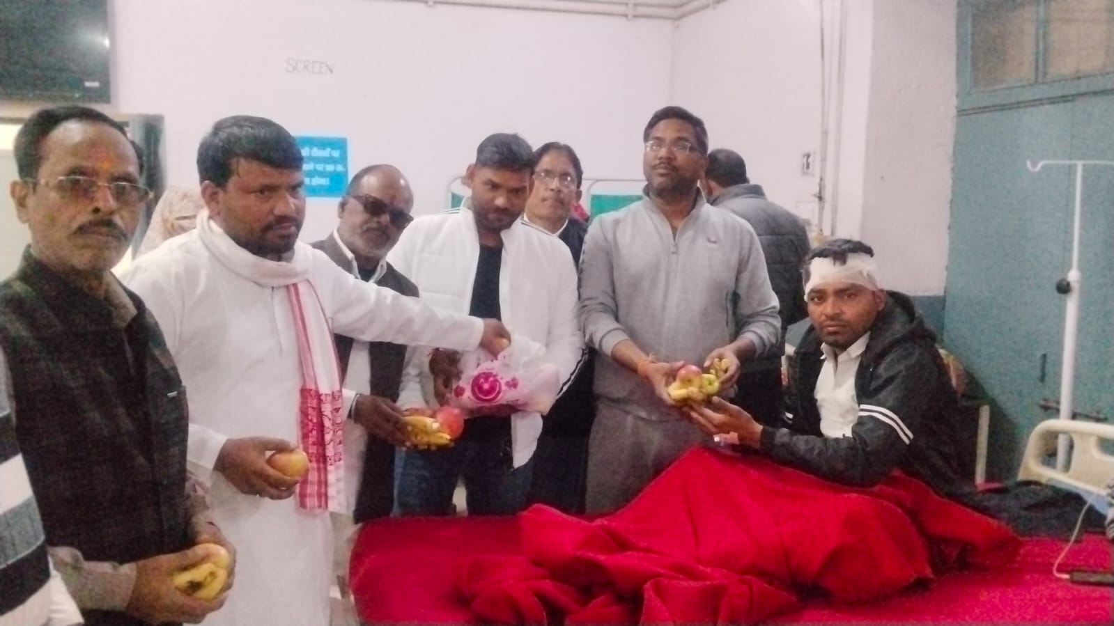 मथुरा में कांग्रेस कमेटी के द्वारा सोनिया गांधी का जन्मदिन मनाया
