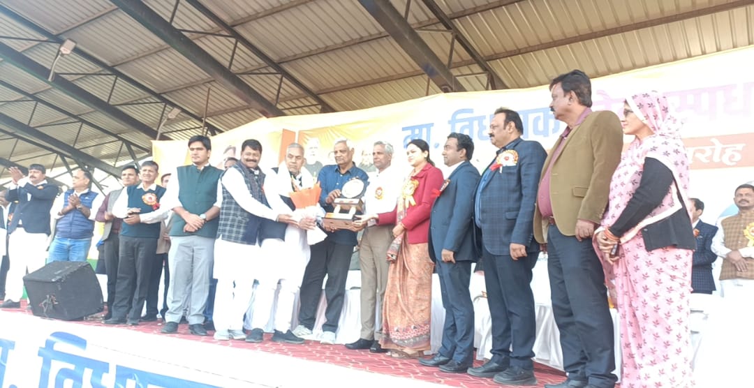 उत्तर प्रदेश में पहली बार विधायक खेल स्पर्धा का एत्मादपुर में 5 से 9 दिसंबर तक हुआ आयोजन, समापन पर विजेताओं को दी ट्रॉफी