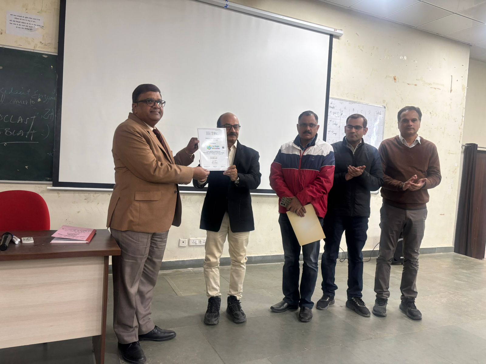 खाद्य सुरक्षा एवं औषधि प्रशासन के असिस्टेट कमिश्रर डाँ चंदन पांडे द्वारा प्राचार्य डॉ0 योगेश कुमार गोयल को ईट राइट केंपस का सर्टिफिकेट प्रदान किया
