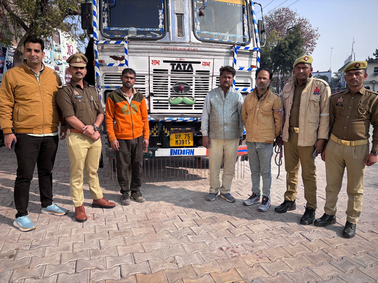 थाना टूण्डला पुलिस टीम द्वारा  वांछित 03 अभियुक्तों 1. अनूप 2. ब्रजेश व 3. जुबैर को किया गिरफ्तार