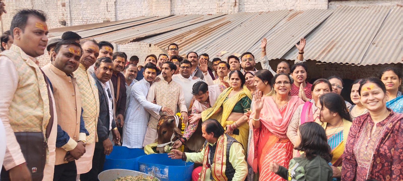 गौदान से तीन दिवसीय महोत्सव हुआ शुभारंभ, श्रद्धालुओं ने गौ माता और नर सेवा कर लिया आशीर्वाद