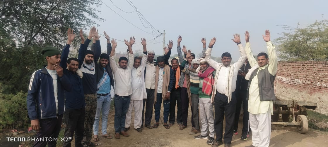 रास्ते का निर्माण न होने से नाराज ग्रामीणों ने की नारेबाजी