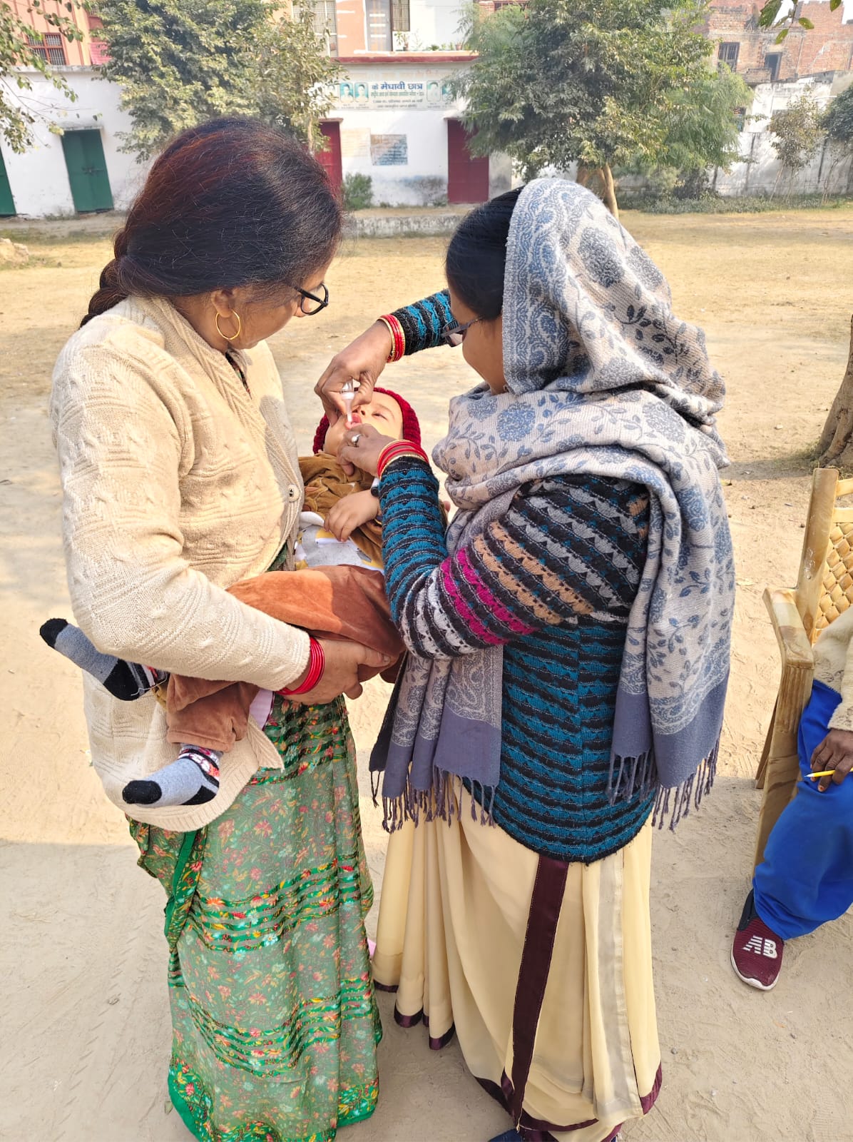डा0 रामबदन राम मुख्य चिकित्सा अधिकारी द्वारा उपकेन्द्र मक्खनपुर धनपुरा फिरोजाबाद पर पल्स पोलिया अभियान का शुभारम्भ