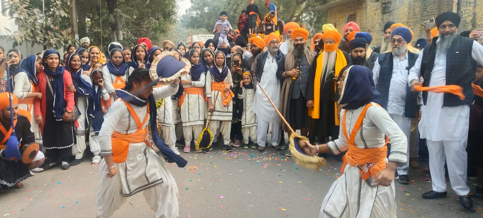 विशाल नगर कीर्तन का अनेक स्थानों पर हुआ भव्य स्वागत