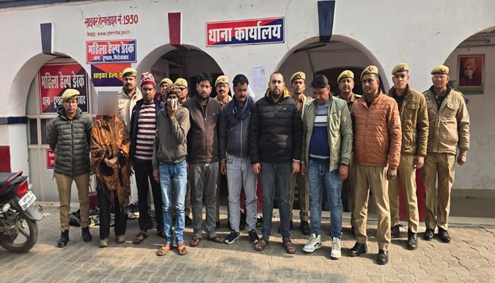 टूण्डला पुलिस टीम द्वारा ( सरकारी डाकघर से 2,67,40,000 रुपये के गबन ) में वांछित 06 अभियुक्तगण व 01 अभियुक्ता को किया गिरफ्तार